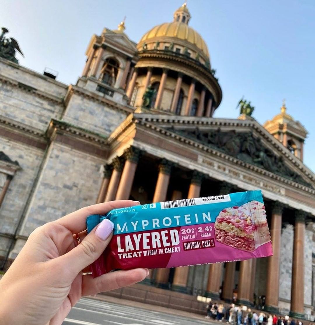 Myprotein Russia 🇷🇺 - "Любимый перекус во время путешествий" by @bolgalieva_ifbb 
Многие считают эти батончики самыми вкусными у нас😋.
КБЖУ: 256/21/9/18, 3 г сахара в батончике. 
.
#myprotein #myprote...