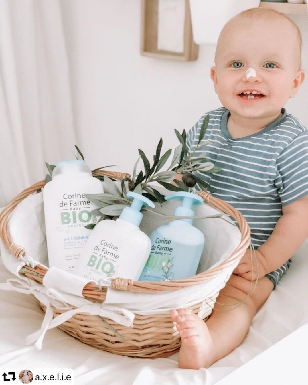 Corine de Farme France - La toilette de bébé est un joli moment de partage.💙
Profitez de cet instant de complicité pour nettoyer le visage de bébé en douceur avec l'Eau Micellaire Nettoyante et hydrat...