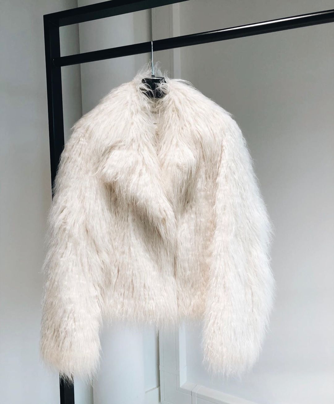 ＢＥＡＵＭＯＮＴ - Our fluffy one🤍 #warm #beaumont #beaumontbeauties #BB #coat #colddays #winteriscoming #mondaymood #favoritecoat #inlove #tap #shopnow