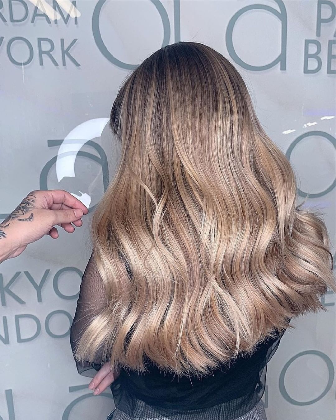 Wella Professionals Russia - При одном только взгляде на такие фото понимаешь, как сильно скучаешь по чувству, когда ты выходишь из салона с новым окрашиванием!

Балаяж от @aziz_kamolovv_ буквально ги...