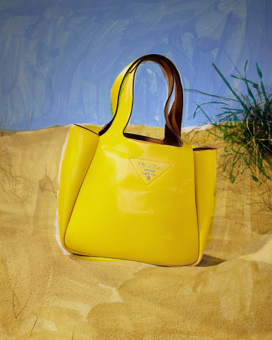 Prada - A soft spot for sunshine. Discover the soft calf four-sided tote with polished steel logo and more via link in bio.
#PradaPreFall20
#PaintedinPrada
#Prada