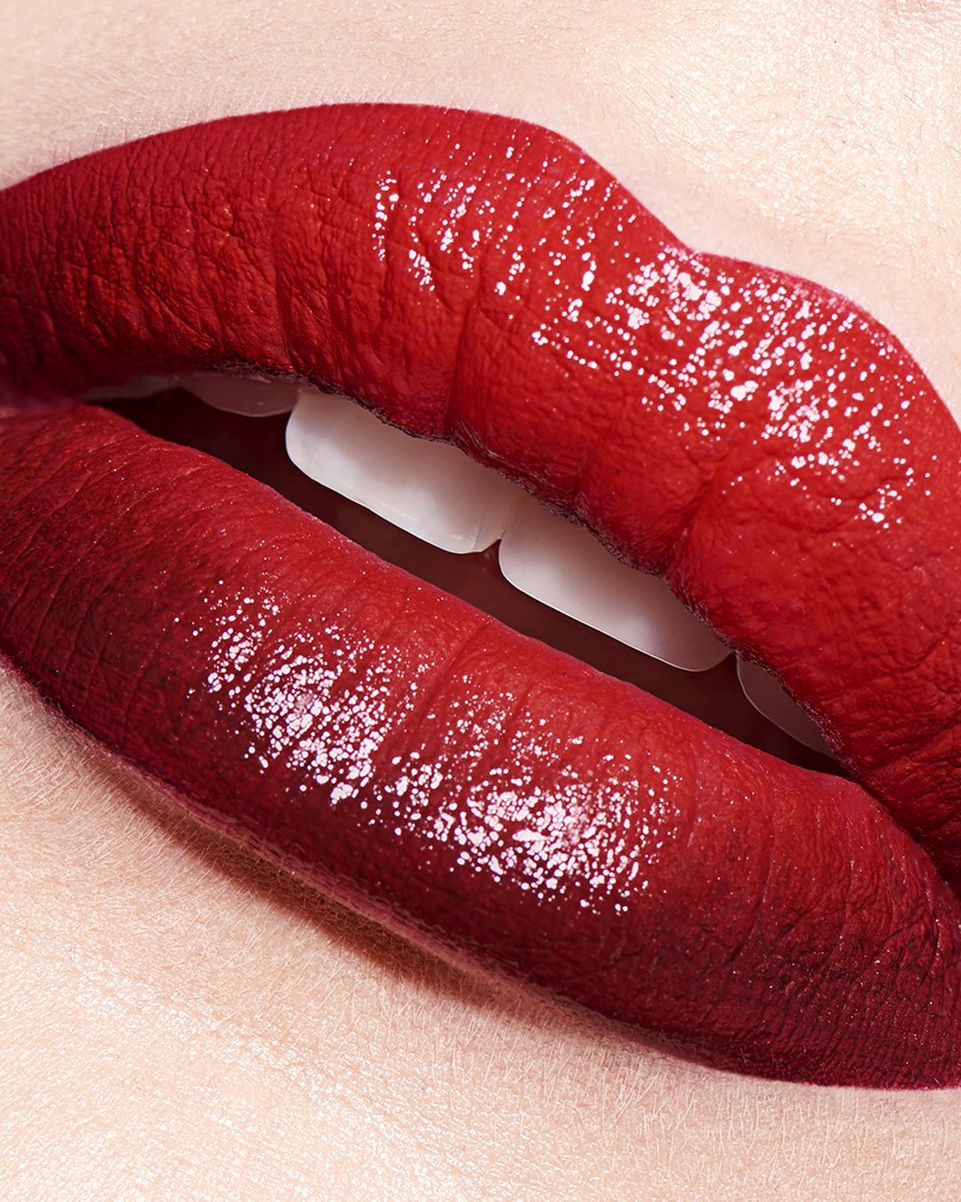 Guerlain - Mirror, mirror, on the wall. 
Who is the reddest of them all?

#Guerlain #GuerlainMakeup #RougeG #Makeup #Lipstick 

Creation & photography by @bold_creativecontent