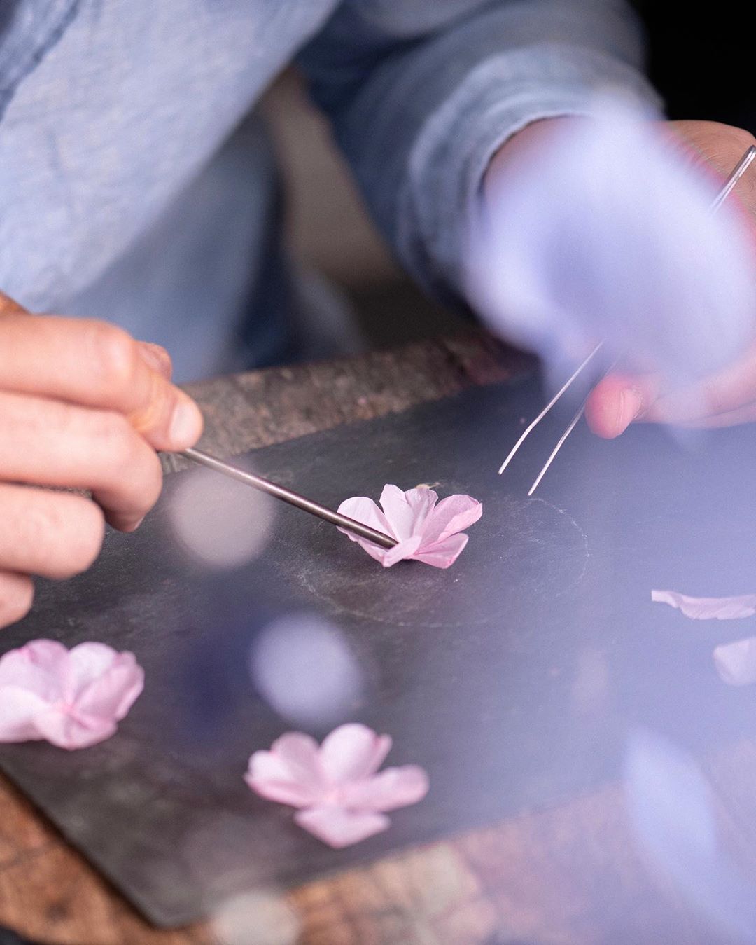 Guerlain - When crafting the Prestige Edition's upcycled garland of flowers and foliage, William drew his inspiration from Mon Guerlain Bloom of Rose's composition. Creating incredibly lifelike flower...