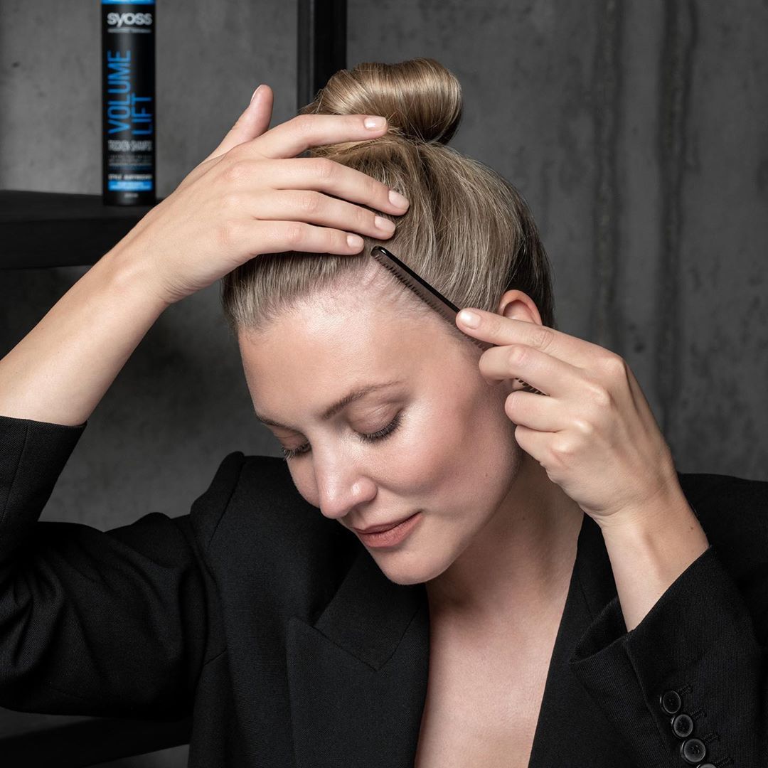 Syoss - Ready for some styling hacks? 👉🏻 #DryShampoo helps to lock in your hair while backcombing #Syoss #VolumeLift #getsyossed
.
.
.
#styling #hairstyling #stylinghack #fixation #hairbun #sleekbun #...