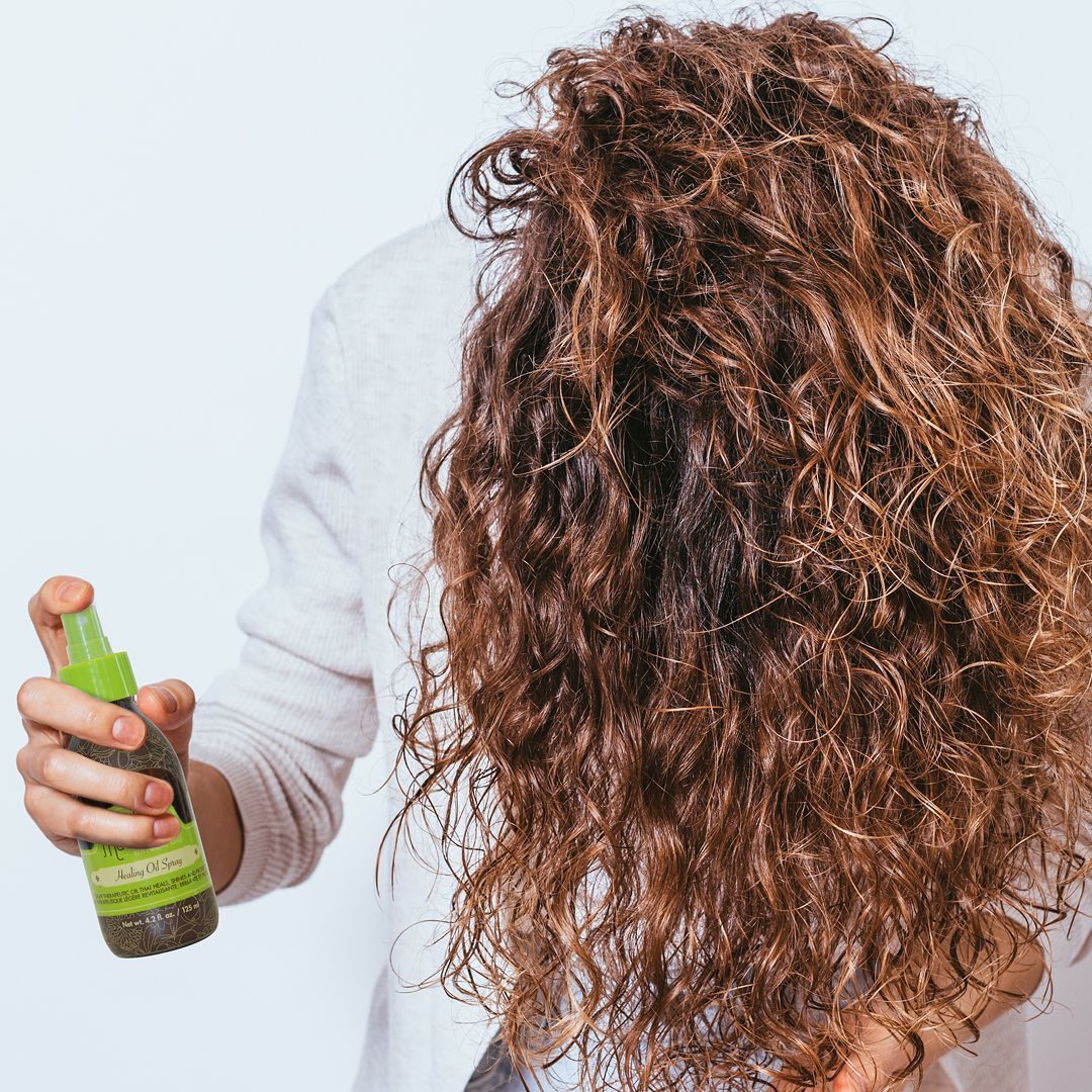 Macadamia Beauty - Give your curls some love... and a frizz free finish! Macadamia’s Healing Oil Spray instantly hydrates and nourishes. 
#macadamianaturaloil #frizzfreecurls