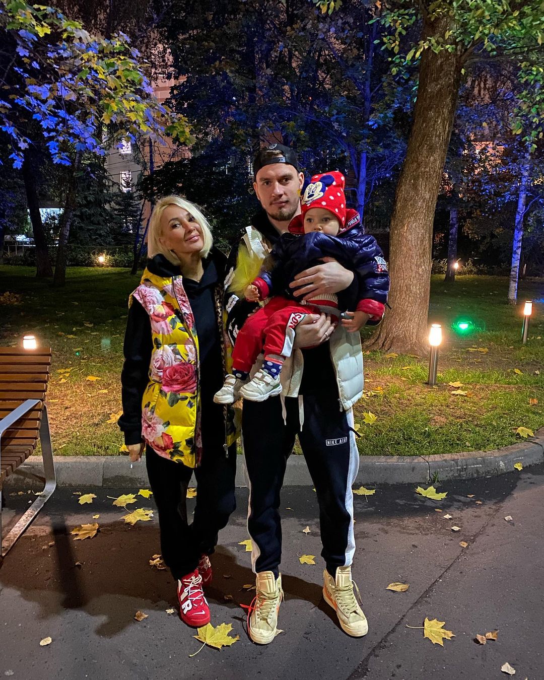 KUDRYAVTSEVA LERA - Сегодня весь вечер гуляли в парке , говорят последний тёплый день . Короче « закапывались» в листву , как могли 🍁🍂#моясемьямоебогатство❤️