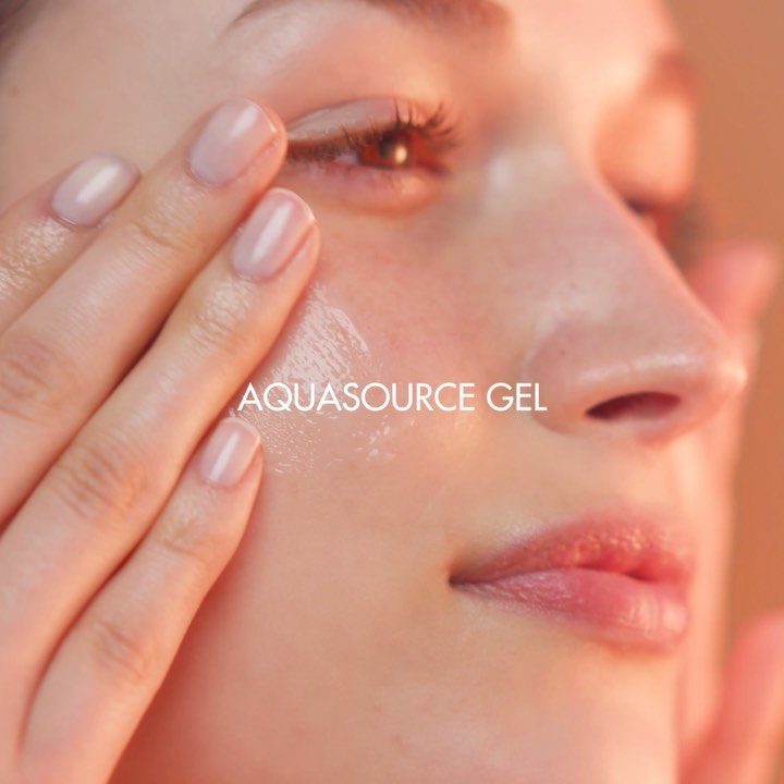 BIOTHERM - Aquasource Gel comes in a lightweight, gel texture that softly glides onto the skin and absorbs quickly, leaving the skin feeling silky smooth, hydrated and healthy. Try it today for the su...
