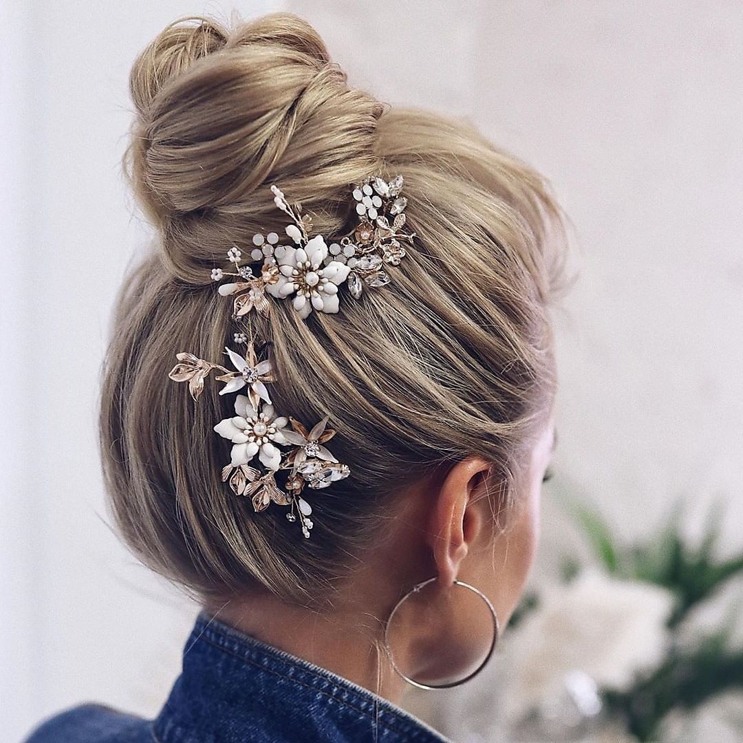 Schwarzkopf Professional - This look is such a classic! 🌸
👉 @tonyastylist created this
timeless style using #OSiS Freeze
Pump, OSiS+ #SessionLabel Powder
Cloud and OSiS+ Tame Wild!

#madetocreate #hai...