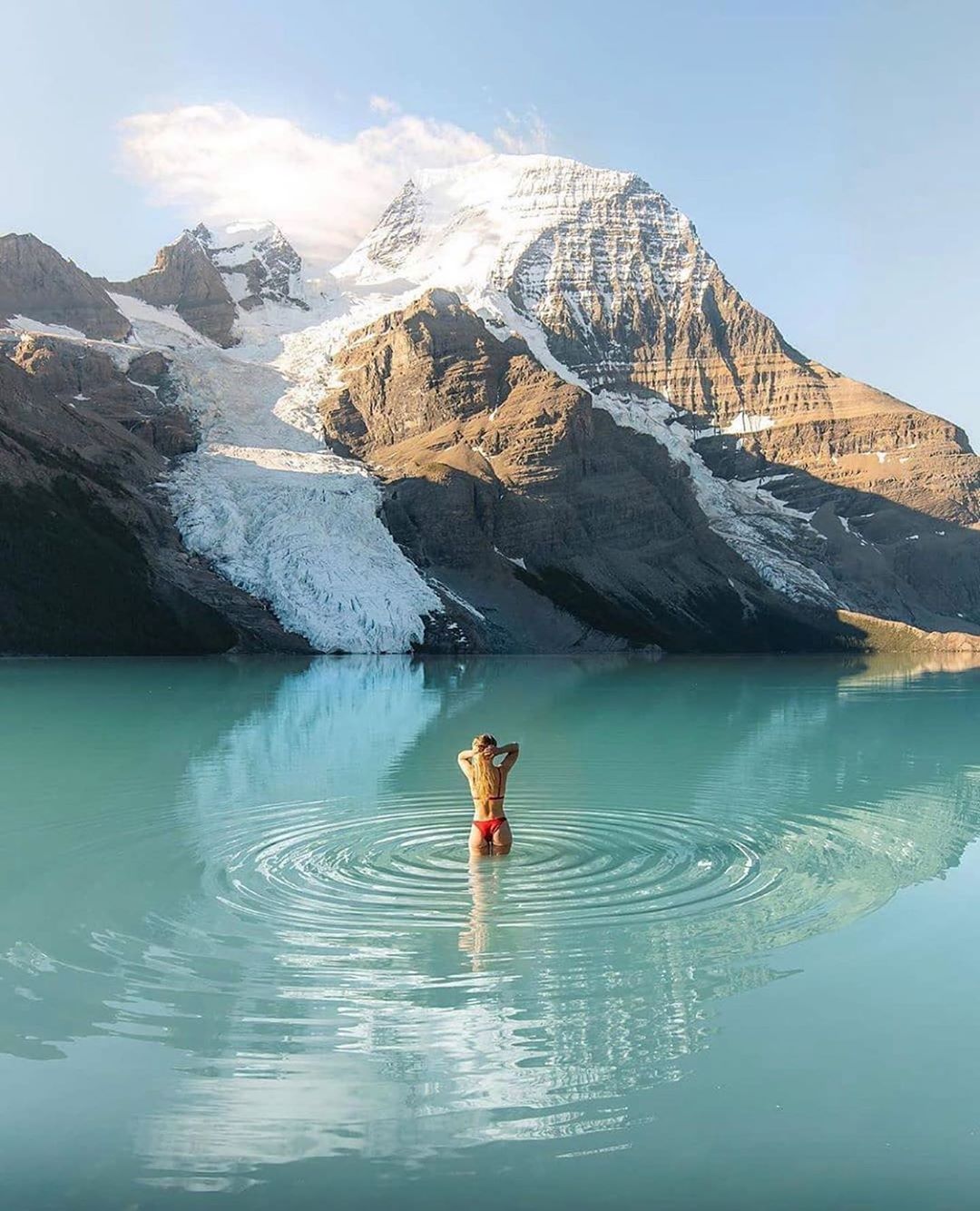 АльпИндустрия • Болеем горами - Купались в этом году в горном озере? 🏞 

📸 @angelaliggs 

#alpindustria #outdoor #outdoors #mount #mountains #mountain #mountainlovers #mountlake #lake #laketime #kanad...