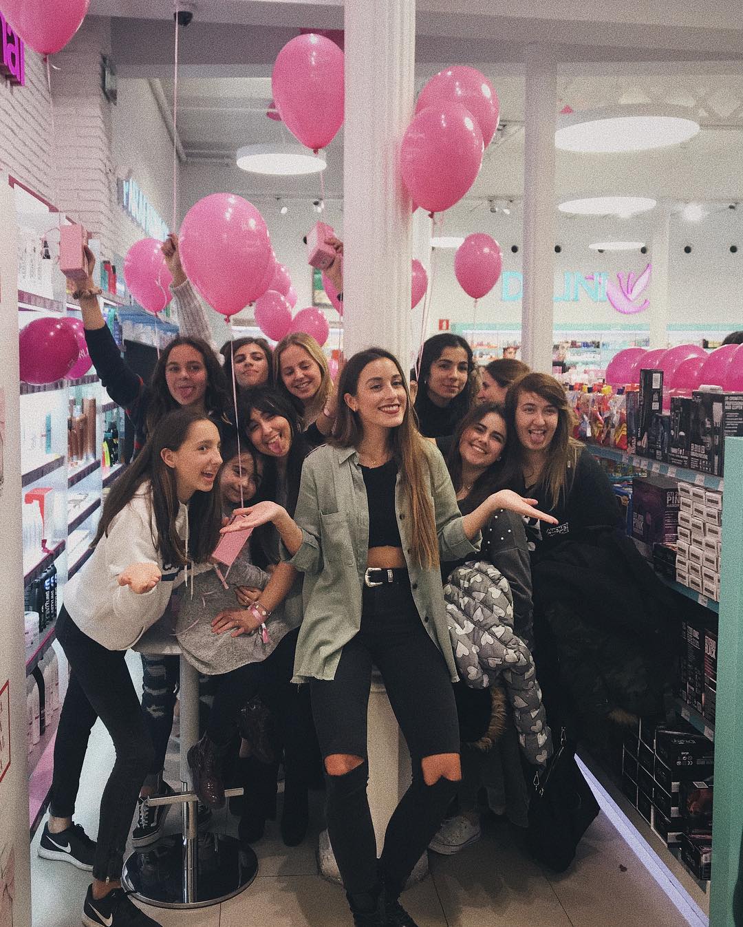 Magasalfa - 🎀🙌🏼HERE WE ARE #personasguapas  #yosoypersonaguapa #paulagonu #pG #PaulaGonuPGFragance @paulagonu