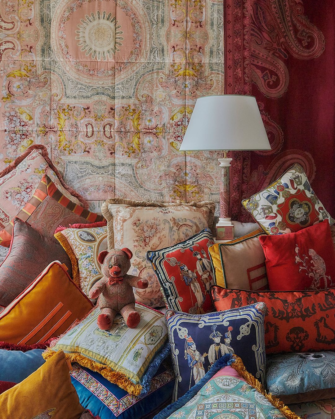 ETRO - ETRO's decorative cushions are the perfect accessory to make every corner of your home truly special.⁣
Pamper yourself with the exquisite softness of velvet and silk.⁣
#ETRO #ETROhome