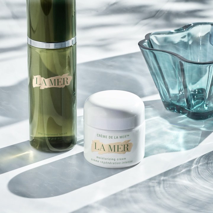 LA MER - A glow so nice you’ll look twice. These two healing hydrators pair beautifully to multiply your most radiant look. First, press on The Treatment Lotion, then warm a little Crème de la Mer and...