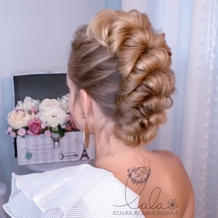 Sexy Hair® - A L👀K⁣
SexyHair ambassador @lalasupdos creates this oh so fun mohawk upstyle with the help of her favorite styling products from the artistrypro Collection. Tag a friend who would love to...