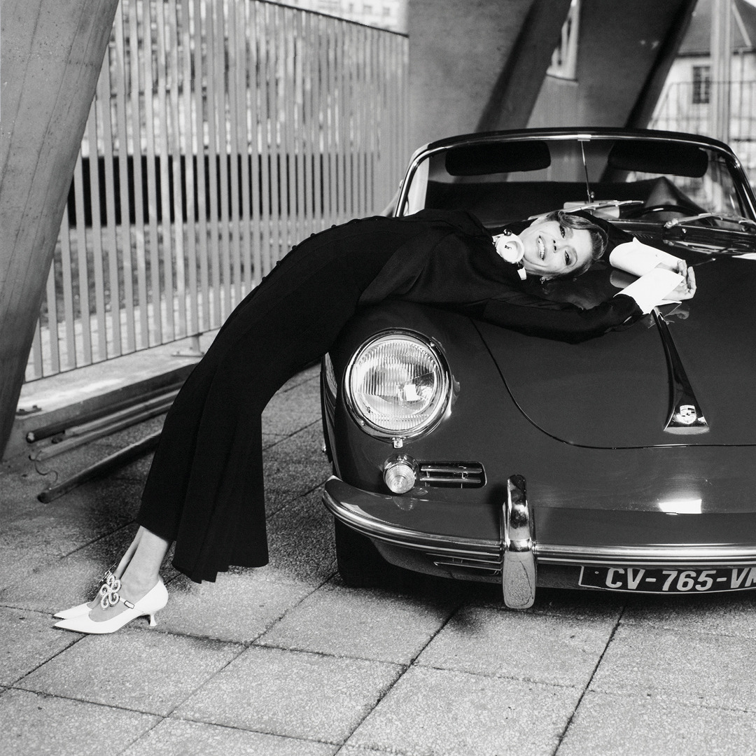 LOEWE - The LOEWE FW20 Women's publication.
 
Photographed by Fumiko Imano, the new publication tells the story of Chiara Mastroianni pulling up to Paris’ Maison de l’UNESCO in a classic car. 

Dresse...