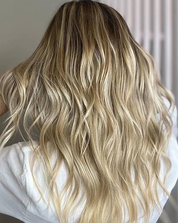Schwarzkopf Professional - These sunny waves are destined for the BEACH 🏖
*Formula* 👉 @mp_hairstylist Lifted with IGORA #VarioBlonde (6%) then toned with #IGORAVIBRANCE: roots 5 + 6.12 and ends 9.5-4....