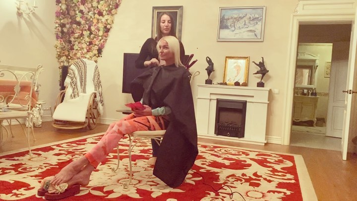 Анастасия Волочкова - Многие колют 😂 Ботокс в лицо, а мы с Юлей Локтевой @lokteva_hair без инъекций ботоксом спасаем мои волосы!👍 У нас салон на дому! Юля с радостью приезжает к хорошим людям.😊 Она...