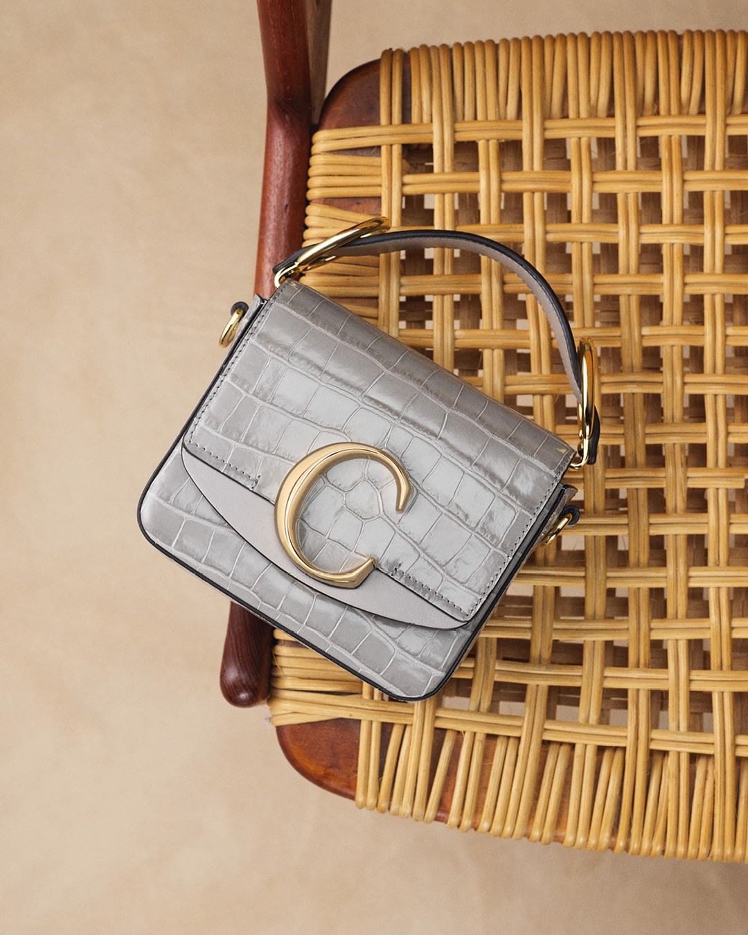 Chloé - The grey Chloé C in embossed croco effect is ready to be carried through the season

Shop #CHLOEfall20 bags in boutiques and on chloe.com

#CHLOE