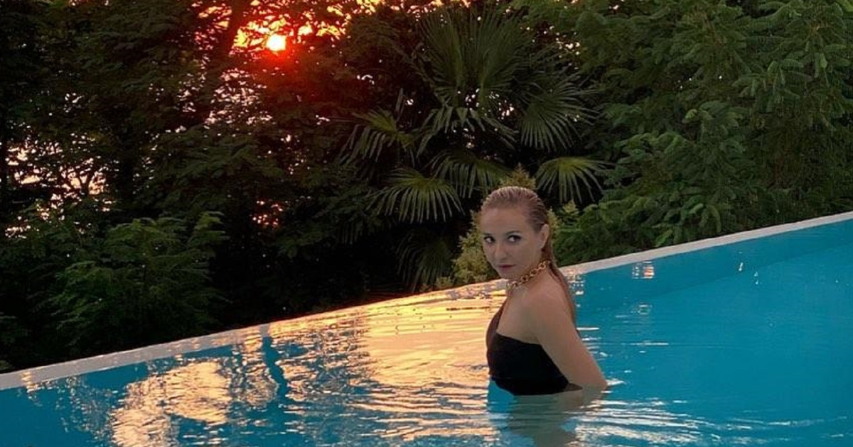 Татьяна Навка устроила фотосессию в бассейне