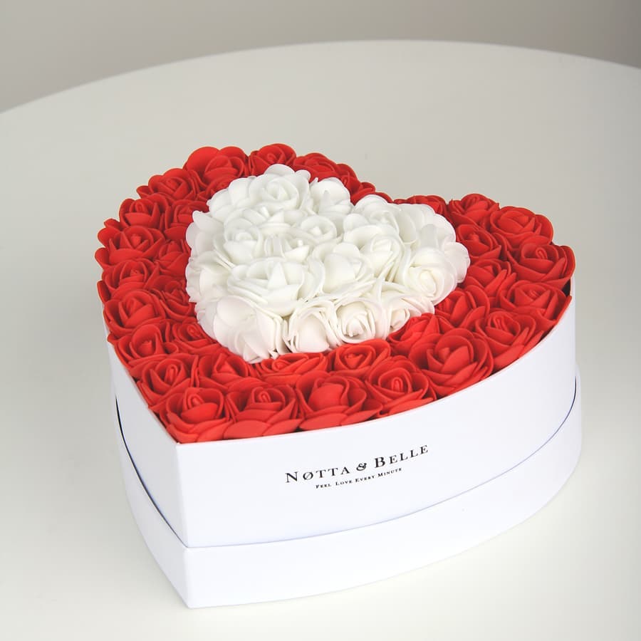 Роза в колбе 💔 Бум-открытка - Представляем нашу новинку🌹.
⠀
Словно чайные розочки в шляпной коробке - букет из фоамирановых роз.
⠀
🌹Он сделан из таких же роз, как наши мишки. Фоамиран - износостойкий...