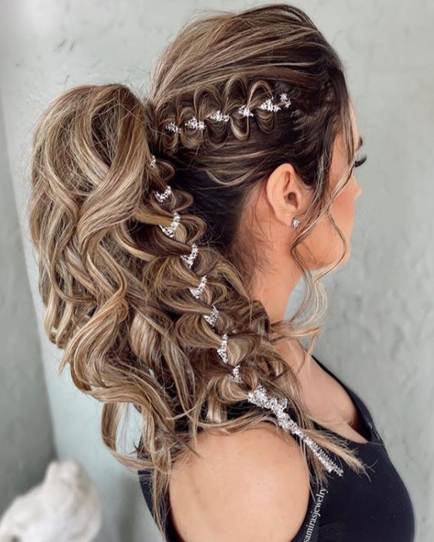 Sexy Hair® - Ponytail Perfection! 🐎 
Are you into textured ponytails with a touch of jewels – like the one by @samirasjewelry?

Styled with artistrypro Avant-Guard Heat Protection & Finishing Spray to...