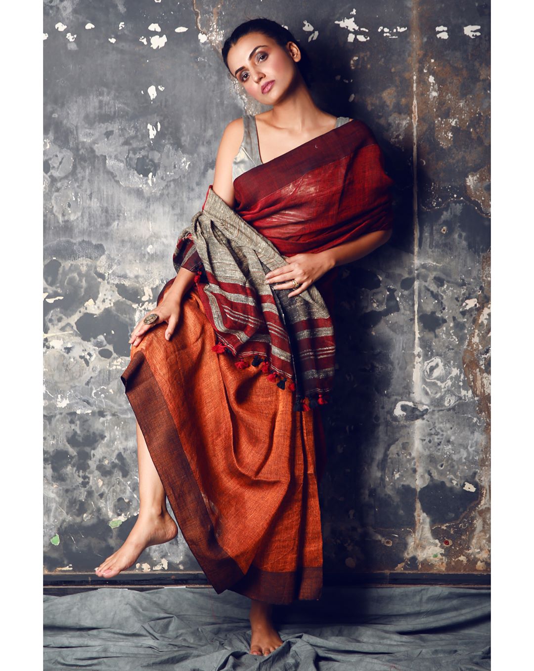 Mirraw - Buy the pretty maroon & rust pure linen saree with gheecha pallu on @mirraw.⁣
Product ID : 3051041⁣
Shop now.⁣
.⁣
.⁣
#saree #linensaree #gheechapallu #handcrafted #maroonsaree #rust #sareesty...