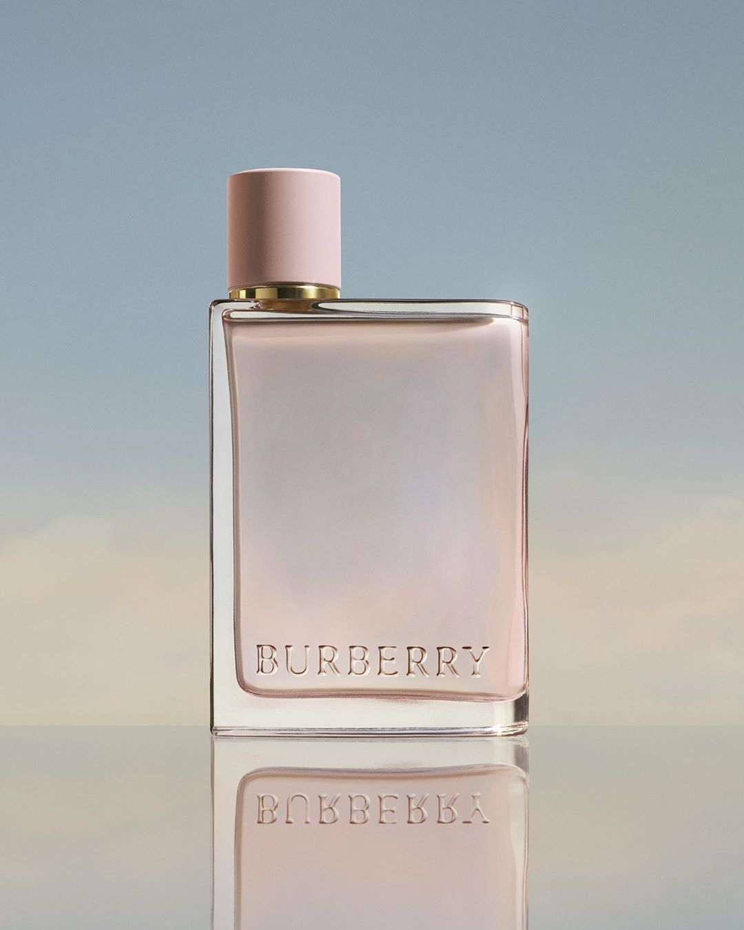 Burberry - #BurberryHer’s fresh, fruity notes call to mind red and dark British berries - balanced by sweet jasmine and violet accords
.
#BurberryBeauty @BurberryBeauty