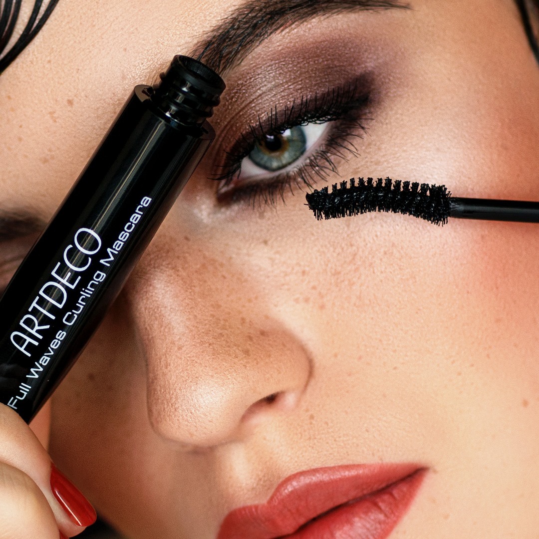 ARTDECO - Even the shortest lashes in the corner of your eye are captured and separated perfectly by the curved brush of our Full Waves Curling Mascara. 🖤⠀⠀⠀⠀⠀⠀⠀⠀⠀
⠀⠀⠀⠀⠀⠀⠀⠀⠀
Get the look:⠀⠀⠀⠀⠀⠀⠀⠀⠀
Bea...