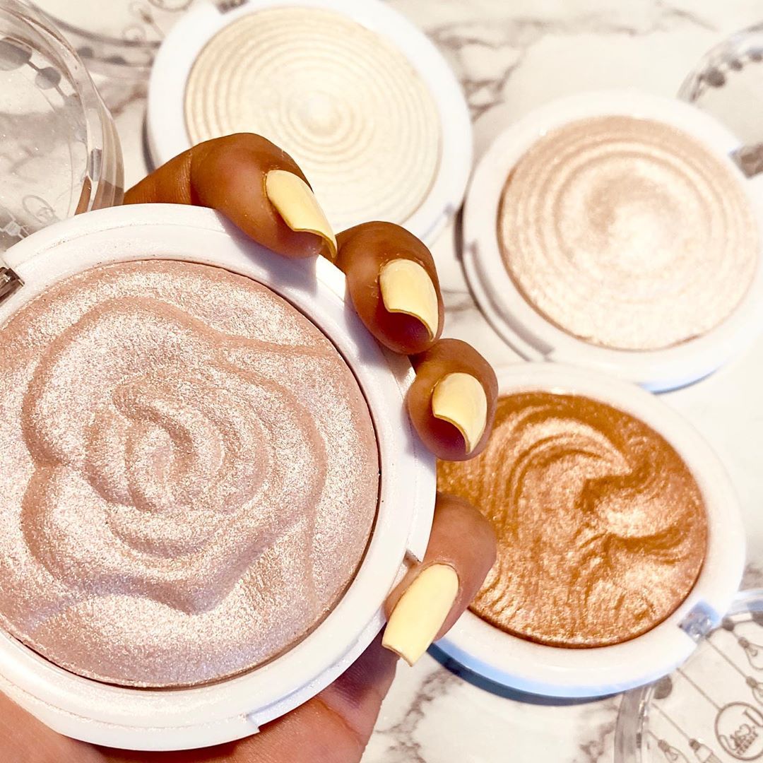 J. Cat Beauty - The glow up is real⭐️Swipe to see swatches🤤
.
.
. 
#jcatbeauty #jcat #crueltyfree #losangeles #glowingskin #youglowgirlbakedhighlighter  #eyecandy #highlighter #wakeupandmakeup #beauty...