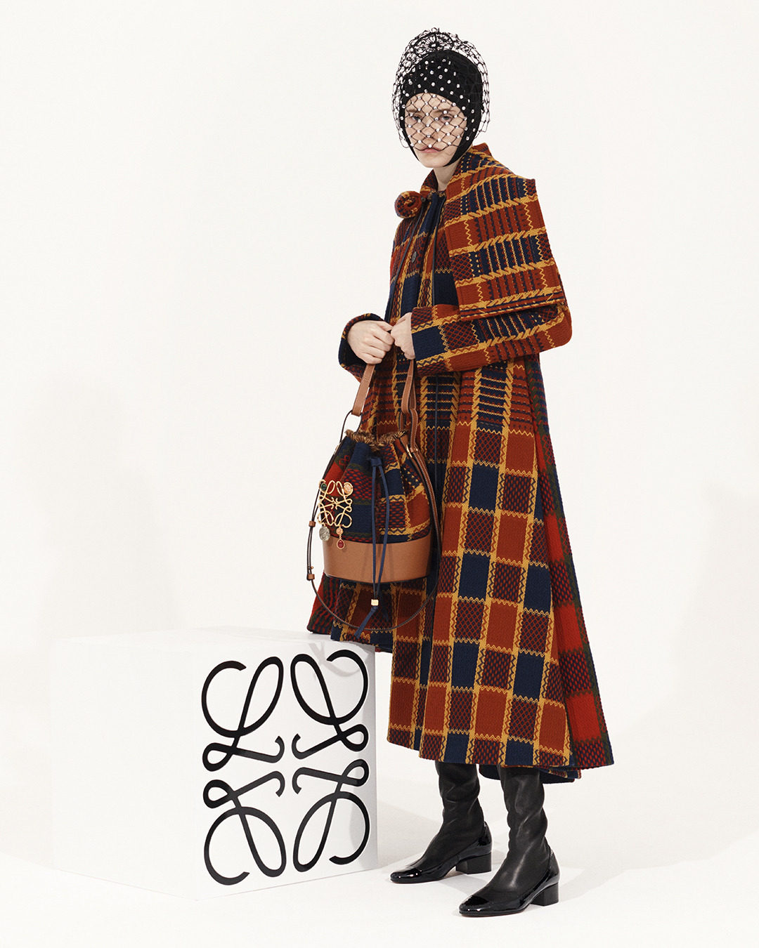 LOEWE - The latest Balloon bag is crafted in leather with a textured tartan body.

See more on loewe.com

#LOEWE #LOEWEFW20 #BalloonBag