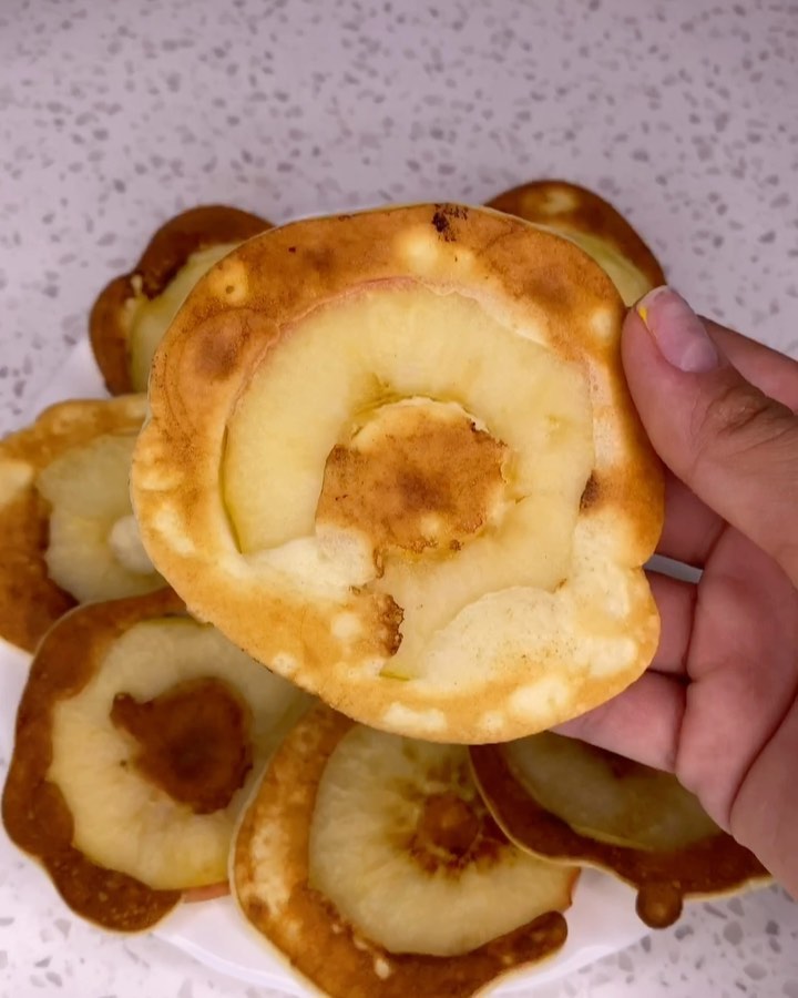 НАСТЯ МОНАХОВА - Яблочные оладушки😋
ЧТО НАДО:
▫️творог мягкий 2-3 ст.л
▫️мука 2 ст.л
▫️яйцо 1 шт
▫️сахзам, соль
Готовить на среднем огне:)