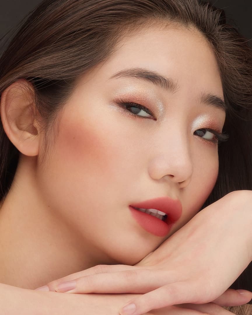 shu uemura - textures so silky that just glide on your eyelid. eye foil in “pink gold” and “bronze” and pressed eyeshadow ME906, G909, G bronze. #shuuemura #shuartistry #pressedeyeshadow