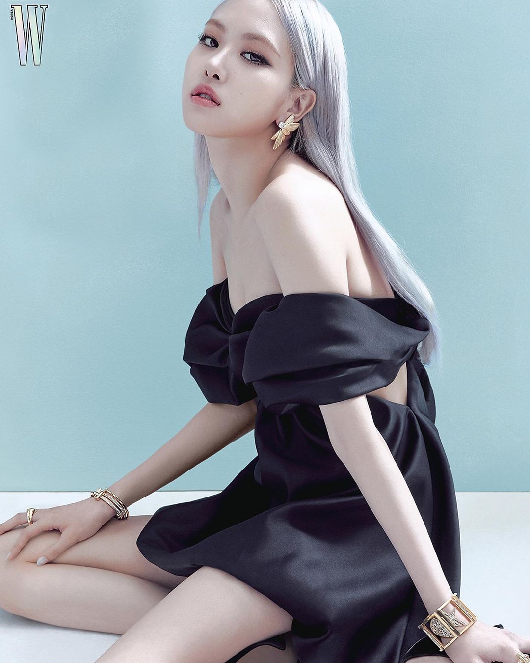 Tiffany & Co. - Take a seat. @roses_are_rosie of K-pop group @blackpinkofficial is in this month’s @wkorea wearing one-of-a-kind pieces from the #TiffanyHighJewelry collection, paired with a set of ne...