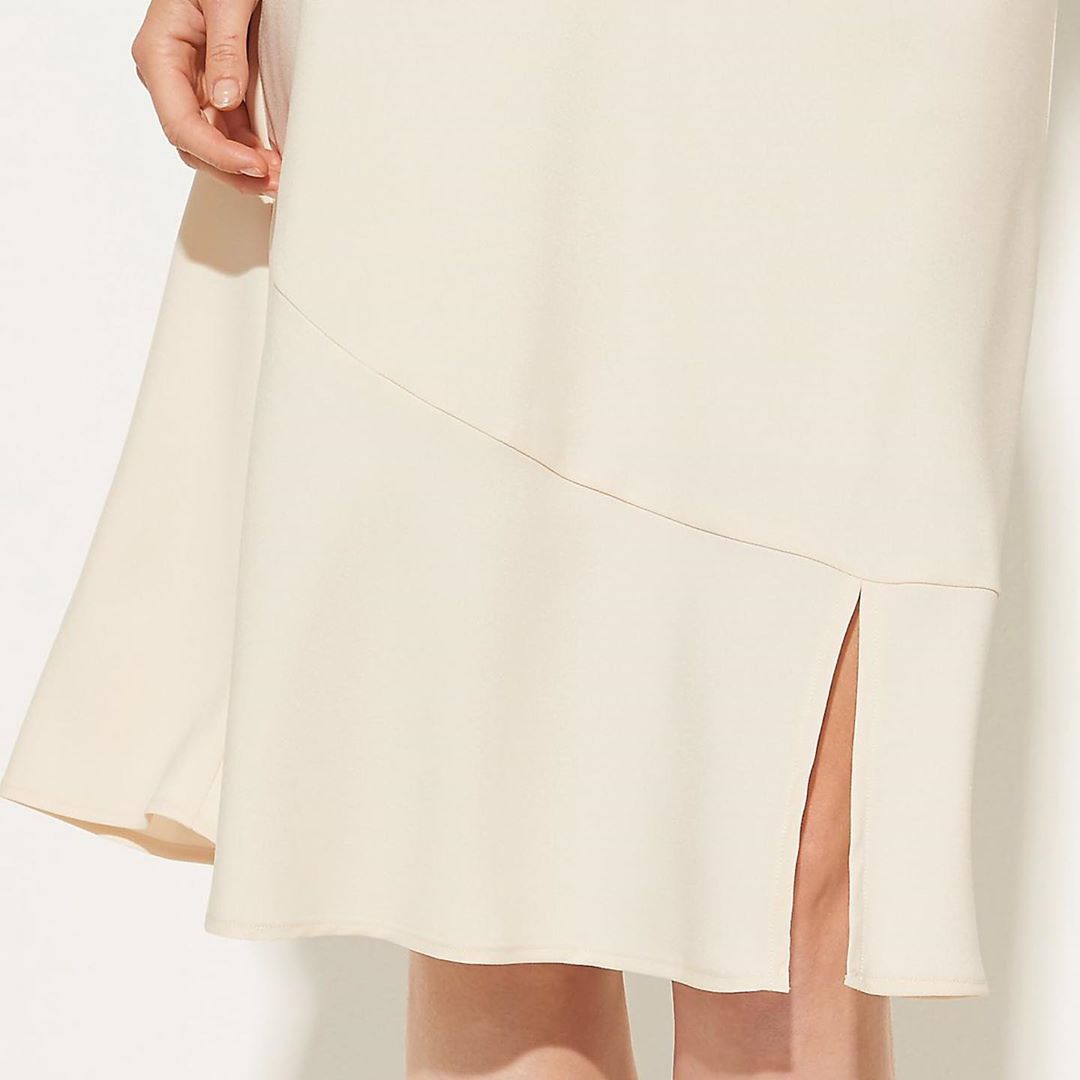 comma - It’s all about the detail - shiny & clean. ✨ #commafashion #summerfashion #summerskirt #skirt #skirtlove #elegantstyle #elegantfashion #beige #natural #neutrals
•
•
•
•
•
Verkauf durch: comma,...