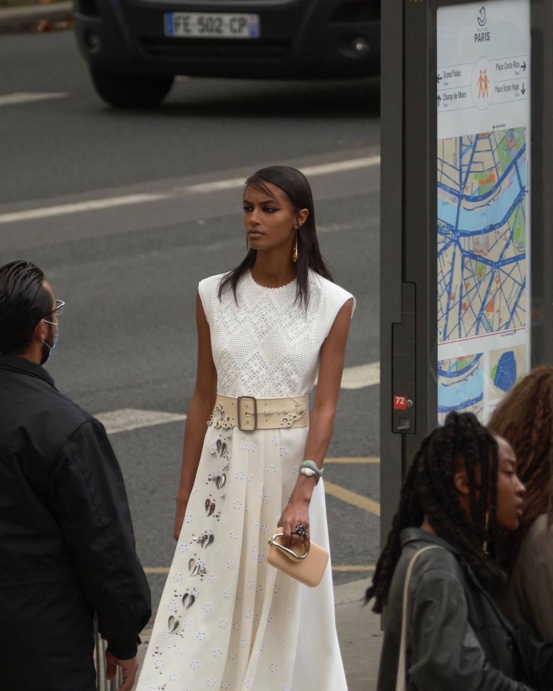 Chloé - The #CHLOEss21 collection, #ASeasonInHope, played out as staged reality, with looks designed by @NRamsayLevi converging  on the steps of the Palais de Tokyo.

#CHLOEgirls
#CHLOE
#pfw
