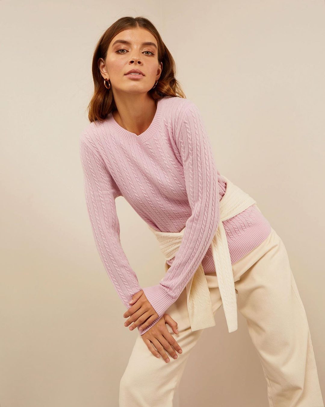 ToBeBlossom.ru - Вы уже выбрали, что будет вас согревать этой осенью?🙃
Конечно, кашемировый джемпер!
⠀
Уютный джемпер @to_be_blossom связан из мягкой пряжи с узором «Косичка»🧶
Листайте карусель, выбир...