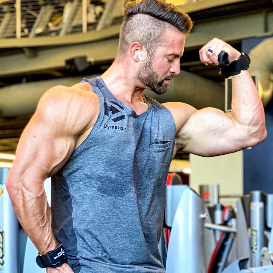 Bodybuilding.com - Add Some Size and thickness to your arms with this #flexfriday tip from @trainermike1 💪💪

► Try Trainer Mike's Swole & Strong Training Program (LINK IN BIO)

Why chase just size or...