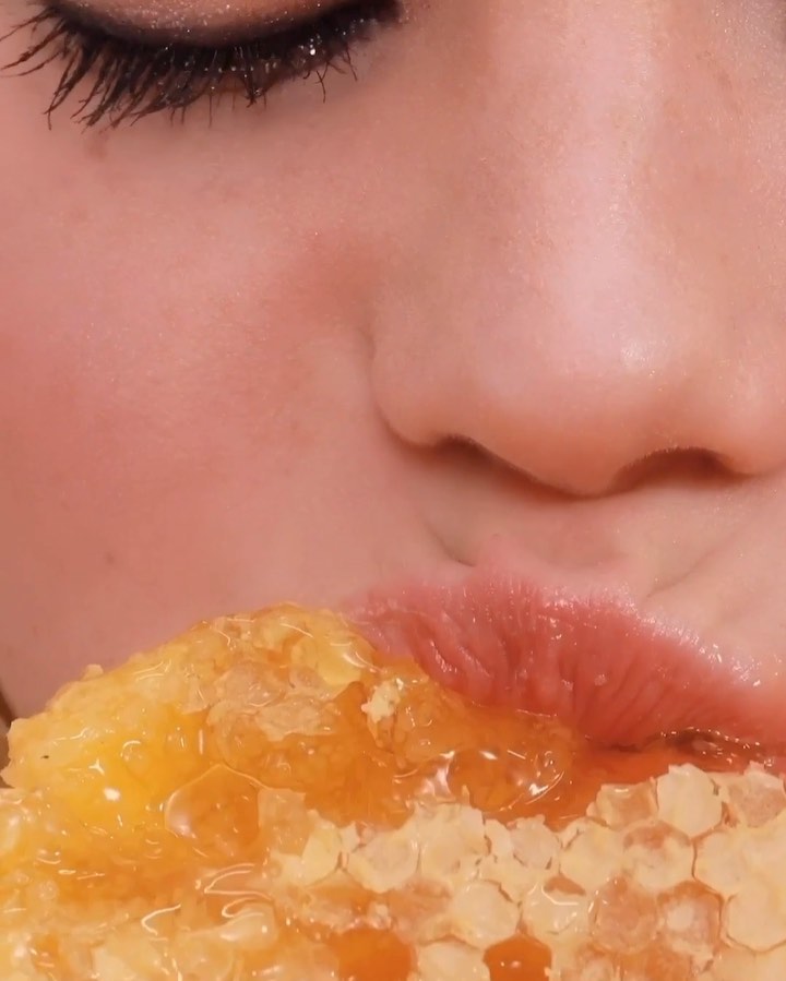 Vivienne Sabó - Если у вас уже текут слюнки от этого видео, то читайте дальше 😁
⠀
От новых десертов Vivienne Sabo вы точно не поправитесь! 🍭 Манящий ягодный аромат помад-бальзамов Color Lip Balm м...