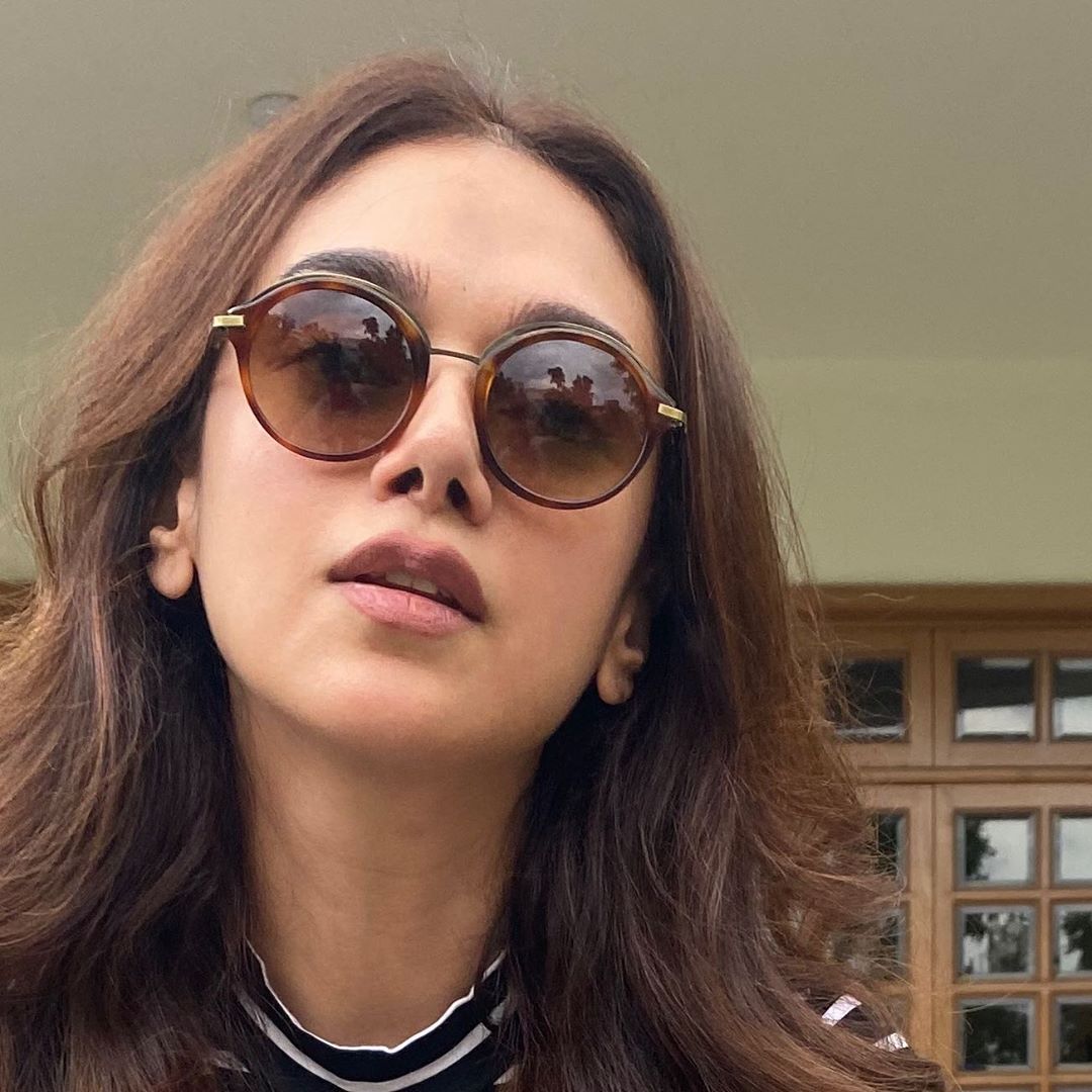 The Label Life - #ChasingTheSun: As the rainy blues continue, @aditiraohydari shows us that visualising the sunny beach through our NEW statement sunglasses is a viable option.

Manufactured by @theti...