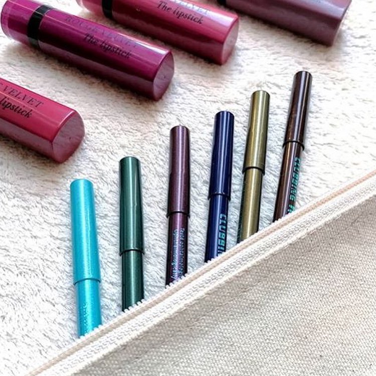 Bourjois Paris - Fidèle à Bourjois, Anaïs @pinezoe a swatché les crayons Contour Clubbing qu'elle a remporté lors de l'un de nos derniers concours 😊 
Faites défiler les photos pour les découvrir ! 
 📷...