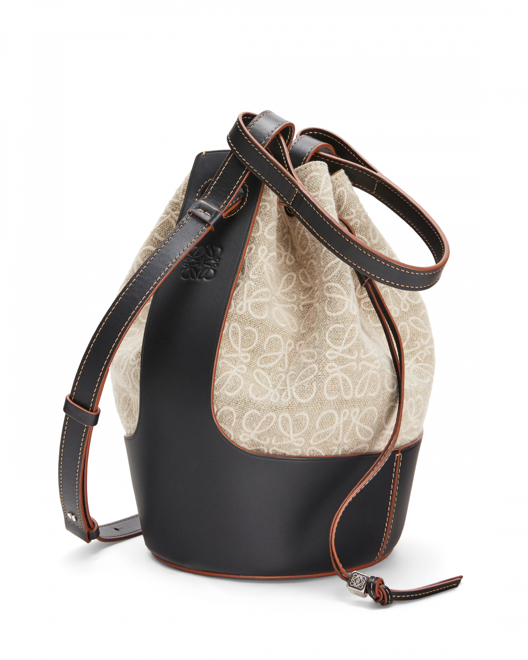 LOEWE - Signature shapes crafted in canvas and leather, including the Balloon bag, are embroidered with the LOEWE anagram motif.

See the range from the FW20 precollection in store and on loewe.com

#...