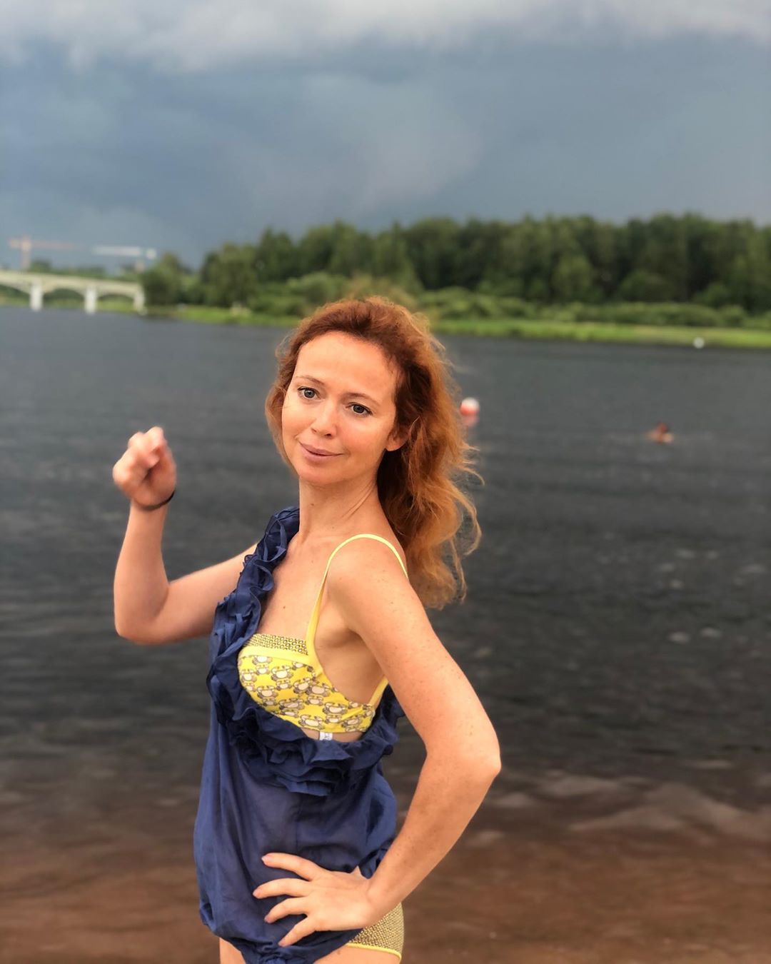 Елена Захарова - Какой прекрасный тёплый день,решили искупаться на речке Шоша,тучки сгущались и теперь гроза и ураган!! Как всегда повезло 😊 А какая у вас сегодня погода? #лето #гроза #дачники