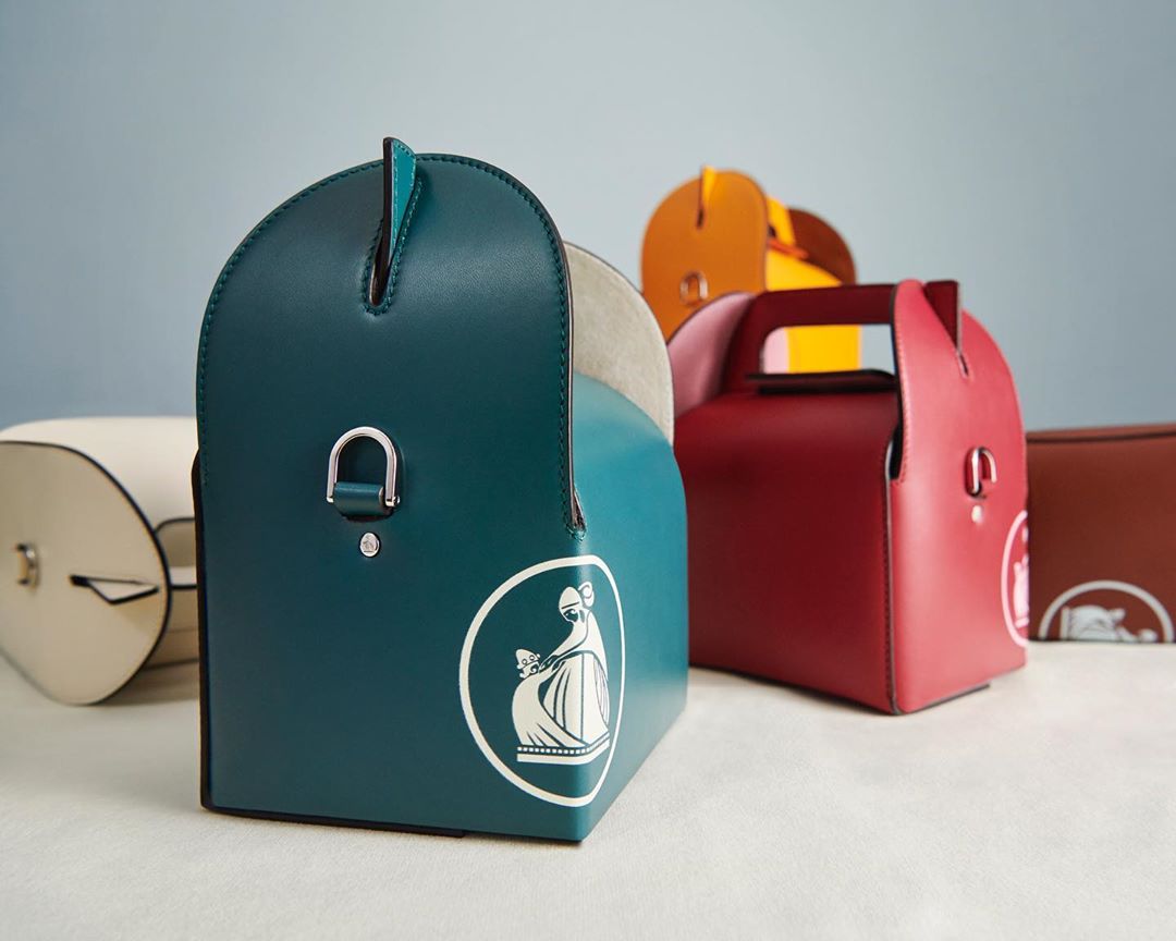 LANVIN - The Happy bag: a pastry box turned into a handbag in smooth vegetal leather. A childhood dream, made a reality by @BrunoSialelli.
Available online via link in bio and in stores.
#LanvinFW20
#...