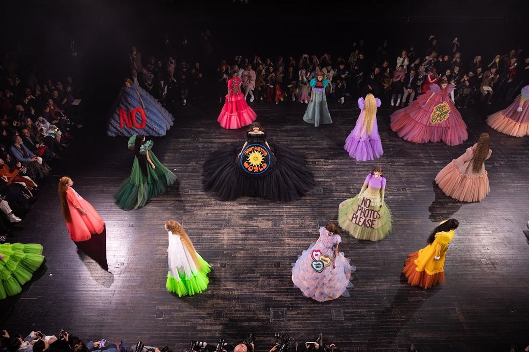 Viktor&Rolf - Viktor&Rolf Haute Couture SS19 ‘Fashion Statements’ - The power of expressive clothing - “The contradiction between these almost banal statements on the one hand and the sugary femininit...