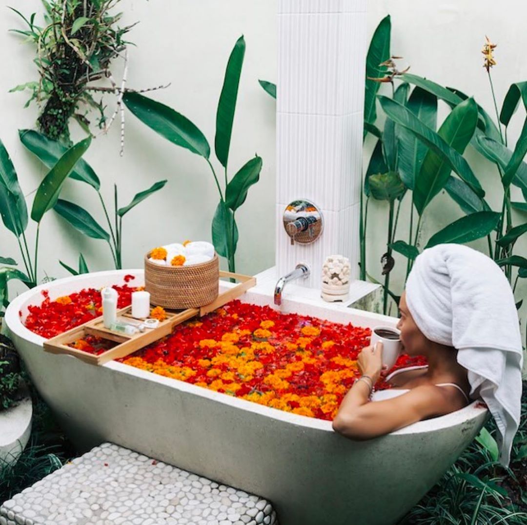 Unwash - Clean Haircare - This is what bathtub dreams are made of 😍 #SelfCareSunday ⁠⠀
⁠⠀
Which do you prefer - bubbles or flowers? 🛁🌹⁠⠀
⁠⠀
⁠⠀
📸: @luxuryscentbox