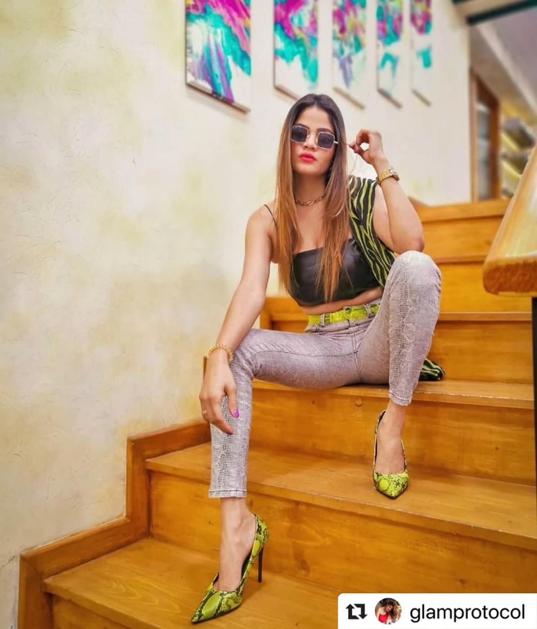 AJIO. com - Pose – check, attitude – check, bold look – check. Looks like @glamprotocol has this one in the bag!
.
Find your bold style move at the AJIO.com #BigBoldSale in association with Levi’s for...