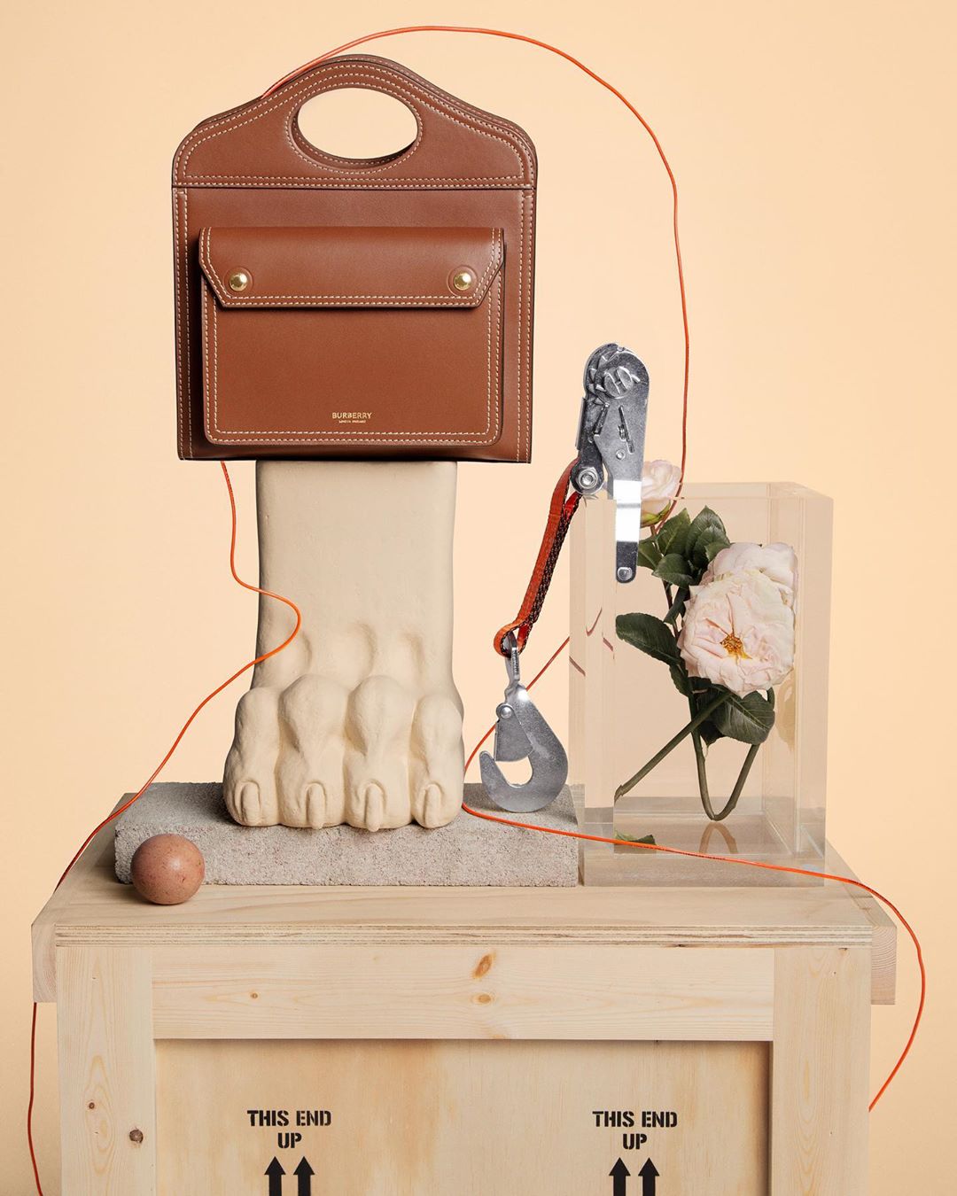 Burberry - The archive-inspired mini leather tote becomes a contemporary sculpture – a balance of strength, intricacy and eccentricity
.
#ThePocketBag
#Burberry