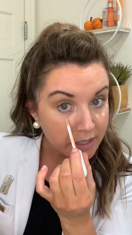 Clinique - 🍂Heather, a Clinique Field Executive, shares how to achieve a perfect transitional look for the fall season. 🍂

Products featured:

Fresh Pressed Daily Booster with Pure Vitamin C 10%
Super...