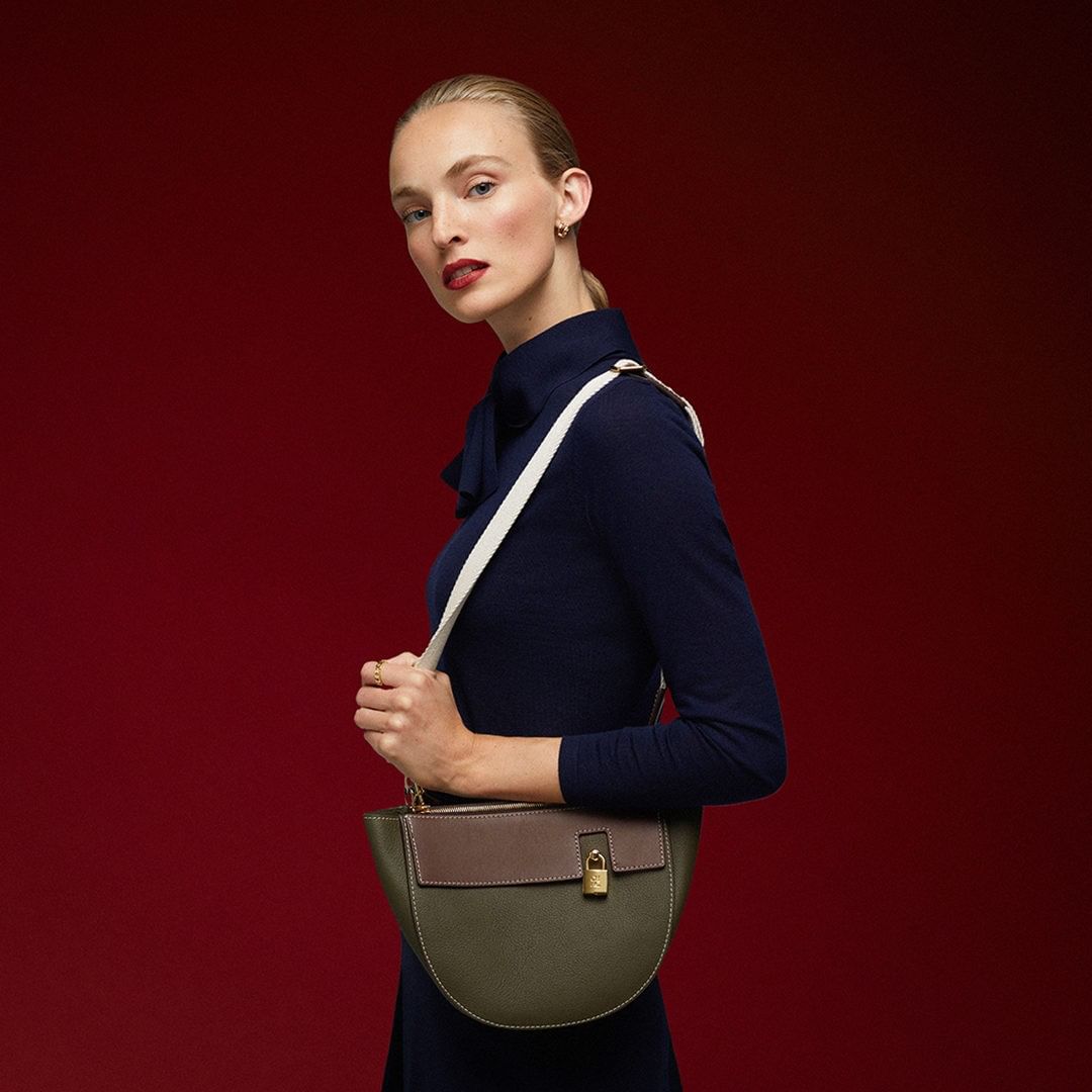 CAROLINA HERRERA - Good things come together. #CHooseHope with the new #CHOdeonBag.

For each accessory you acquire, you will donate 10% and, in an unique manner, we support you with a special gesture...