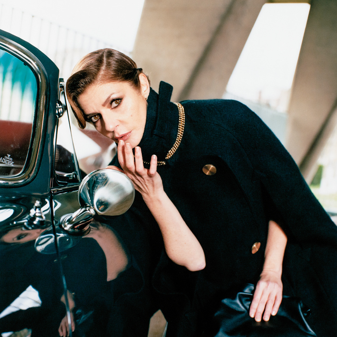 LOEWE - The LOEWE FW20 Women's publication.
 
Photographed by Fumiko Imano, the new publication tells the story of Chiara Mastroianni pulling up to Paris’ Maison de l’UNESCO in a classic car. 

Dresse...