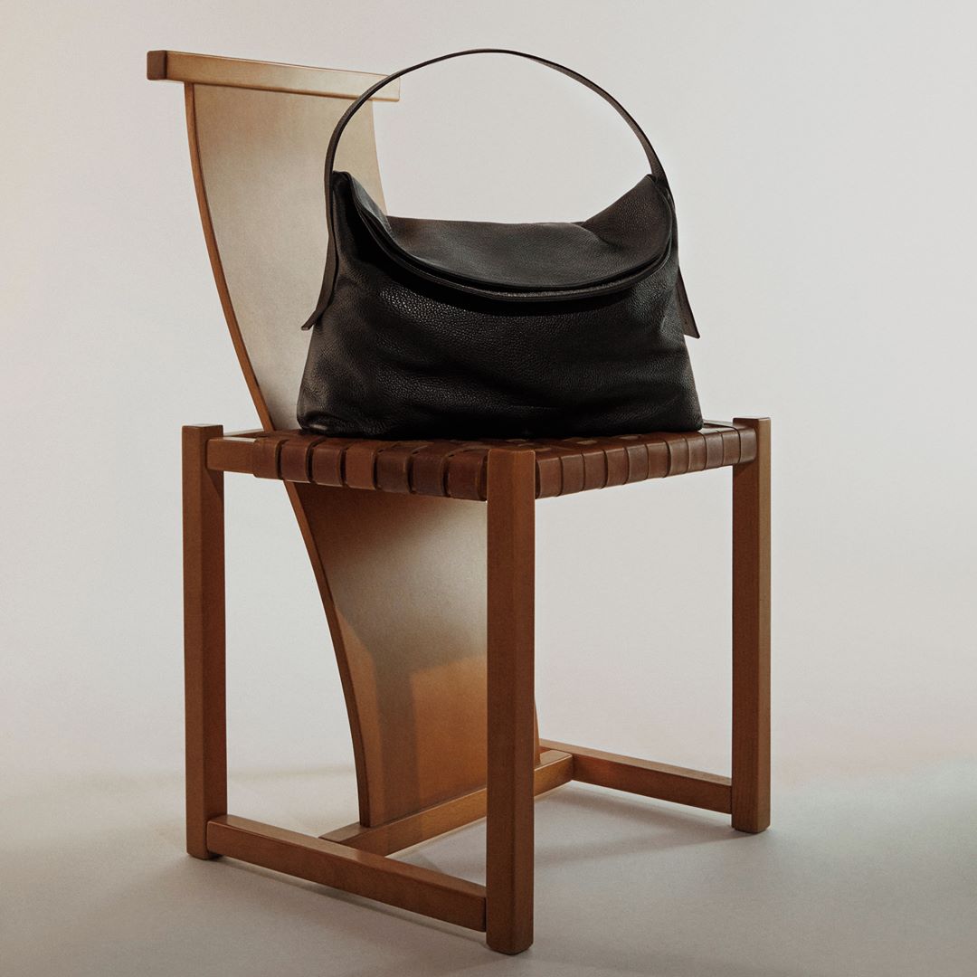 Fabiana Filippi - @fabianafilippi⁣
Geometric design and soft leather with a contemporary twist that makes it the the season’s winter bag.⁣
⁣
#fw20⁣
#FabianaFilippi